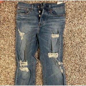 Levi Jean! Cute ripped jeans